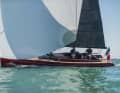 Tofinou 9.7: Spannender und unter Segeln sehr leistungsstarker Daysailer aus Frankreich mit einer aufregend hübschen Optik. Hochwertige Grundausstattung an Deck