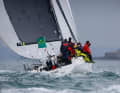 Le petit bateau pour l'équipe irlandaise est le JPK 1180 "Sunrise III".