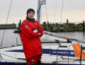 Der Wettbewerbssieger vor dem Boot, das ihn im Mini-Transat 2027 über den Atlantik tragen soll.