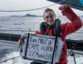 Pendant ce temps, une autre femme se transforme en héroïne de l'Ocean Race : Rosalin Kuiper. Avec l'équipe Malizia, elle remporte l'étape reine du Cap Horn.