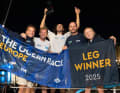 Manon Peyre, Morgan Lagravière, Ambrogio Beccaria und Thomas Ruyant feiern ihren Heimsieg auf Etappe vier in Genua.