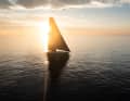 L'Imoca suisse embrassé par le soleil.