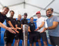 Ici, les sept skippers de l'Ocean Race Europe se sont réunis une dernière fois autour du trophée tant convoité. Mais il n'est plus à vendre, il appartient déjà au skipper de "Biotherm" Paul Meilhat (à g.) et à son équipe.