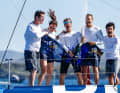 Die "Biotherm"-Crew nach dem finalen Rennsieg im Glück (v.l.n.r.): Carlos Manera Pascual, Amélie Grassi, Paul Meilhat, Benjamin Ferré and Bordreporter Gauthier Lebec feiern ihren Sieg in Montenegro.