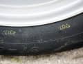 On trailers with 100 km/h approval, the tyres must not be older than six years. The DOT number on the sidewall indicates the week and year of production. Replace tyres in good time!