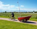 By bike and boat to the sea: the mini vehicle weighs just 65 kilograms and is only 2.70 metres long