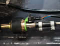 Tension correcte : en cas d'inutilisation prolongée, le carburant s'évapore de la conduite. Pour la remplir, ne branchez pas la pompe à la batterie ! Elle nécessite une tension de 8 volts.
