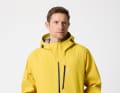 The jacket is designed as weather protection on board but also for everyday use on land.