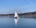 Glace lisse comme un miroir et ciel bleu : une luge DN traverse le lac Pönitz. La photo a été prise aujourd'hui.
