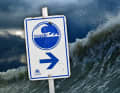 Ein Tsunami-Warnschild, das die Fluchtrichtung anzeigt.