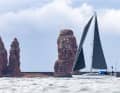 Le Rocher Rouge offre des décors somptueux pour les plaisirs de la voile en mer du Nord.