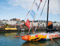 La skipper de "11th Hour Racing" Francesca Clapcich vit ici son premier passage en solo dans le célèbre canal des Sables-d'Olonne.