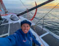 L'allegra Francesca Clapcich alla partenza della Vendée Arctique. Nel frattempo, le ore più dure e il mal di mare sono alle spalle.