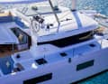 The helm station is mounted at a raised position to the side, but is now even better integrated into the flybridge structure.