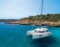 Ein Kat ankert in einer Bucht vor Mallorca. Dabei ist die Hahnepot wichtig. Wie man sie am besten nutzt, erklärt Tipp Nr. 6