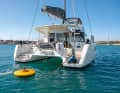 Buoy manoeuvres: As cats are often unclear from the helm and the freeboard is much higher than on monos, crew members have problems picking up the buoy or the line, which is usually floating in the water next to it, and connecting their own to it