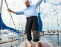 No matter how good the anti-slip coating on the deck may be, it is usually missing on curves, edges or transitions such as the coaming. Such areas are smooth anyway, as are painted surfaces. If they also get wet, they no longer provide any grip for bare feet. It doesn't even have to rain or spray - a slightly sweaty sole is enough