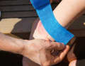 To cool the twisted ankle, a cooling gel is used here, which can be wrapped around the joint like a tape and cools for a long time through evaporation