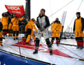 Clarisse Crémer wird nach bestandener Vendée-Globe-Premiere von ihrem Team gefeiert