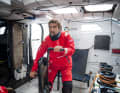 Sur le Vendée Globe, tout le travail se fait seul - comme ici sur le grinder.