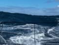 In testa al campo di regata, i solisti hanno dovuto fare i conti con una mareggiata di notevole entità. Il secondo classificato, Seb Simon su "Groupe Dubreuil", ha resistito a questa "montagna".