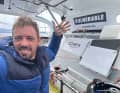 Le skipper de "Vulnerable", Thomas Ruyant, a passé le Cap Horn en quatrième position et l'affiche fièrement de la main gauche.