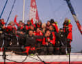 Qui, l'intero team Paprec Arkéa viene festeggiato sul ponte di prua dell'Imoca, appena rientrato da un viaggio in solitario intorno al mondo.