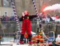 Il circumnavigatore di La Rochelle ha festeggiato con i tifosi...