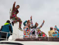 Boris Herrmann mit Romain Attanasio, Benjamin Ferré und weiteren Skippern der Vendée Globe bei der Schlussparade.