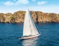 „Vijonara“ vor Mallorca: Mit Yankee-, Stag- und Großsegel setzt die Crew der 42-Meter-Slup 879  Quadratmeter  Stratis-Laminat von Doyle Sails