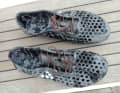 Auf der Oberseite haben die Schuhe viele Öffnungen