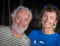 Mathis Bourgnon avec son père Yvan Bourgnon, qui avait remporté la course en 1995 et avait aidé son fils à la préparer.