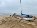 Au bout de quatre semaines, un bateau échoué en Normandie est dégagé à l'aide d'une drague.