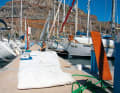Die Arbeiten am Schiff halten die Crew unterwegs ständig beschäftigt. Hier werden etwa sämtliche Segel der „Inti“ gründlich inspiziert und repariert, bevor es auf den Ozean geht