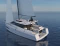 Le barreur se tient sur le côté, en hauteur, comme sur un catamaran. Les écoutes et les drisses passent par-dessus la superstructure de la cabine pour rejoindre le poste de barre.