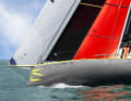 Trois voiles d'avant au maximum peuvent être mises en place.