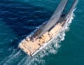 Une répartition claire : le pont est dominé par un cockpit de 80 mètres carrés, strictement séparé des zones de travail et de navigation à l'arrière.