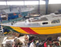 Pendant trois ans, Vougessis vit à bord avant le départ. L'hiver dans le port, l'été dans le hangar. Chaque minute de libre, en plus de sa formation, il travaille à la restauration du "Tallawah".