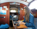 Tiny Home. Der kleine Salon ist schon seit drei Jahren vor der Reise das Zuhause des Skippers
