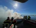 Aufgrund der starken Rauchentwicklung arbeiteten die Feuerwehrkräfte auf dem Starnberger See direkt am brennenden Boot unter Atemschutz