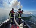 Deux pompiers luttant contre l'incendie avec de l'eau du lac de Starnberg