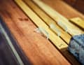 Le canne di teak sono meglio incollate al compensato su tutta la loro superficie. Il peso in piombo assicura una pressione di contatto uniforme