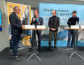 Gesprächsrunde auf der Kieler Bühne mit Boris Herrmann, Ocean-Race-Dirigent Richard Brisius, Kiels Oberbürgermeister Dr. Ulf Kämpfer und Ocean-Race-Marketing-Direktor Mirko Gröschner (v. r.)