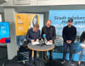 Kiels Oberbürgermeister Dr. Ulf Kämpfer und Ocean-Race-Chairman Richard Brisius unterzeichnen den Vertrag. Boris Herrmann schaut zu