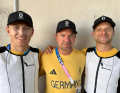 Die Last-Minute für Olympia qualifizierten 49er-Segler Jakob Meggendorfer und Andreas Spranger (r.) mit ihrem Coach Max Groy, der sagt: "Wir sind in guter Position, ohne zu großen Druck von außen oder durch uns selbst. In diesem Revier muss man seine sieben Sinne zusammenhalten. Das haben wir vor, versuchen bis zum Start am Sonntag maximal viel olympische Energie aufzusaugen."