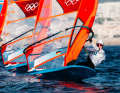 Unerschrocken, entschlossen und sehr schnell startete Theresa Steinlein ins iQFoil-Windsurf-Viertelfinale der Frauen