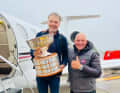 Here Markus Wieser carries home the 2022 World Cup trophy for the six-man world champions on "Momo". Coach Frithjof Kleen was also delighted.