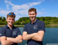 Ici, Melwin Fink, âgé de seulement 23 ans, et son coéquipier Lennart Burke, 26 ans, portent déjà les t-shirts avec le nouveau logo pour le prochain tour du monde en Globe40.