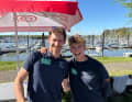 Rilassati e di buon umore: Lennart Burke e Melwin Fink hanno incontrato il loro equipaggio di trasferimento a Wedel e hanno preso in consegna il loro Class40 "Meganisi" per la finale dell'Elba nel porto di Sandtorhafen.