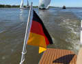 Glücklich wieder im Heimatrevier: das Team Next Generation Around the World auf der Elbe.